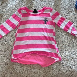 This is super cute pink and white top!!